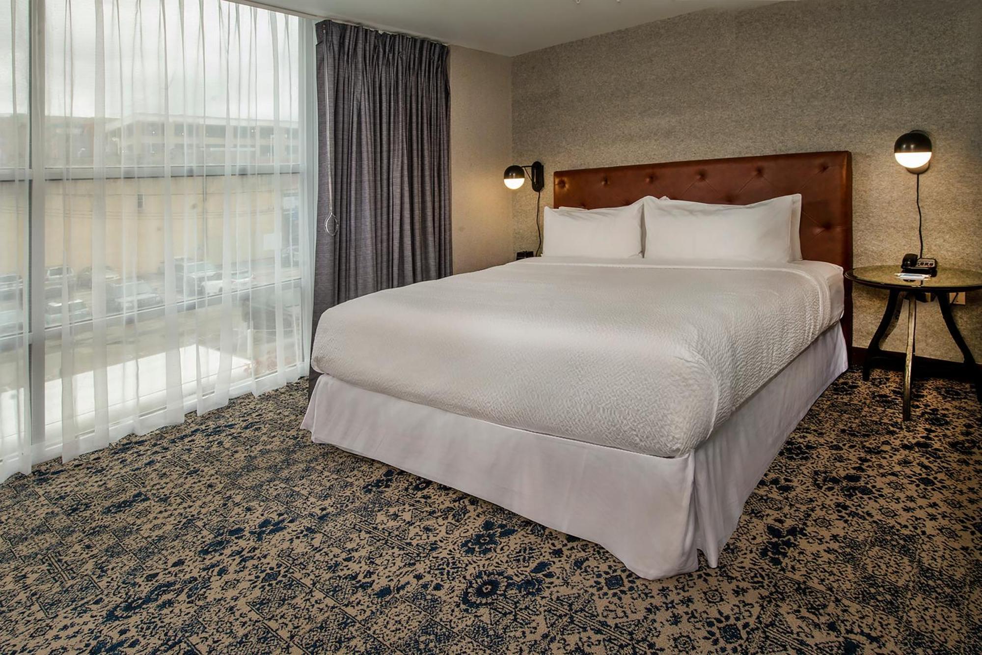 Four Points Center Hotel