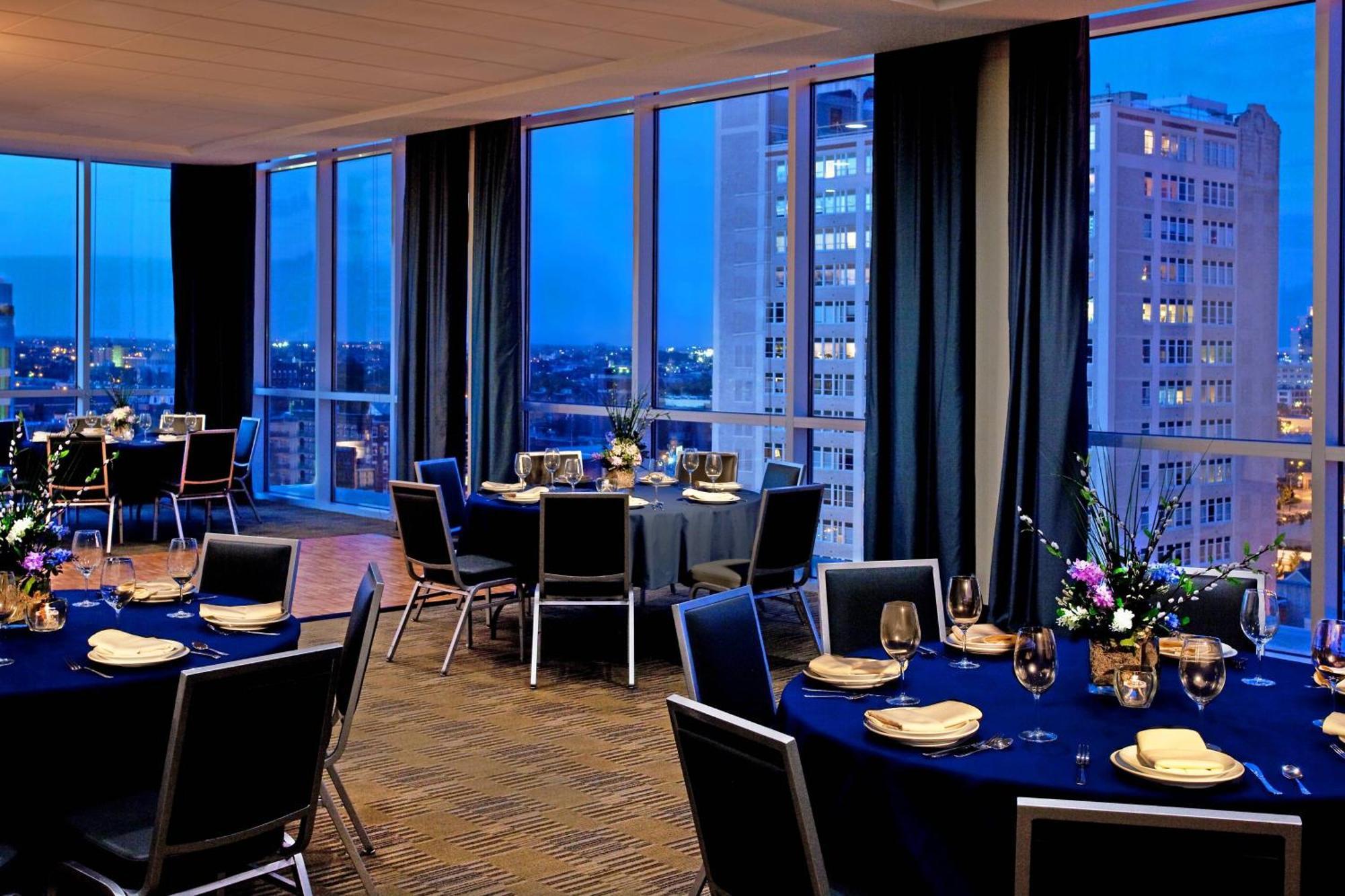 Four Points Center Hotel