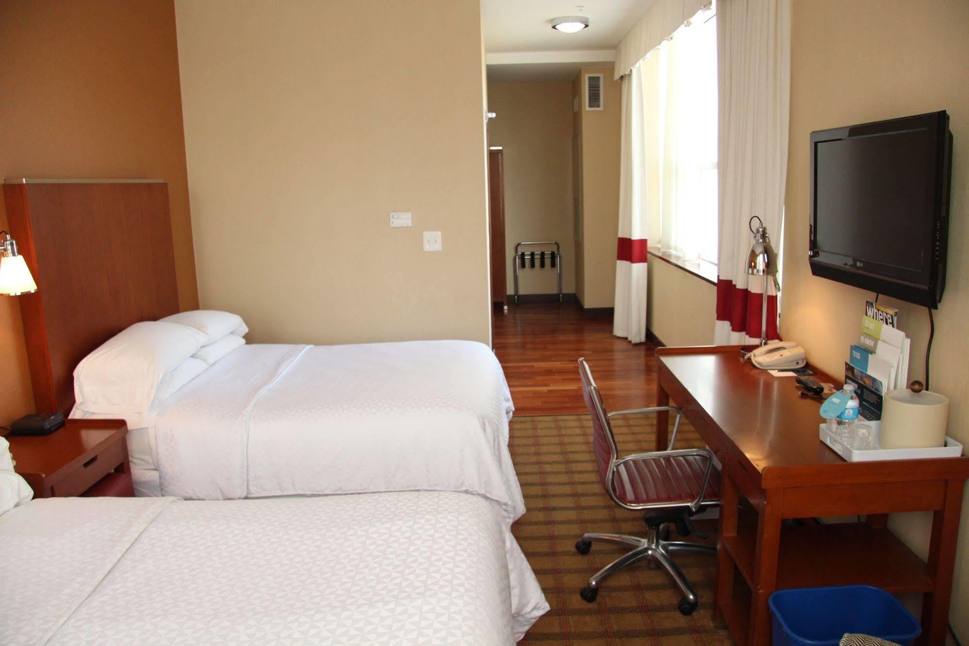Four Points Center Hotel
